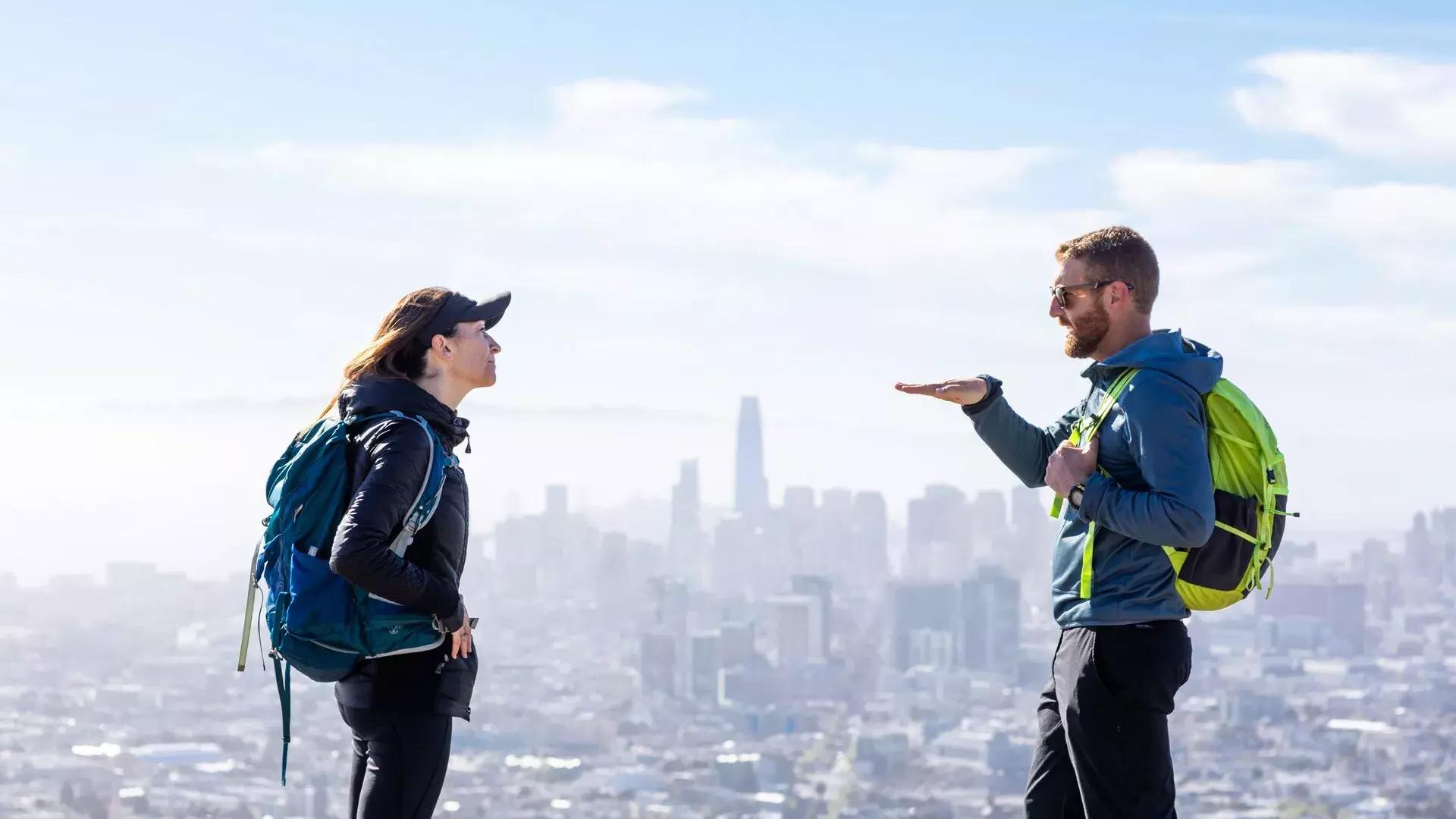 Wanderer unterhalten sich mit der Skyline von San Francisco in der Ferne